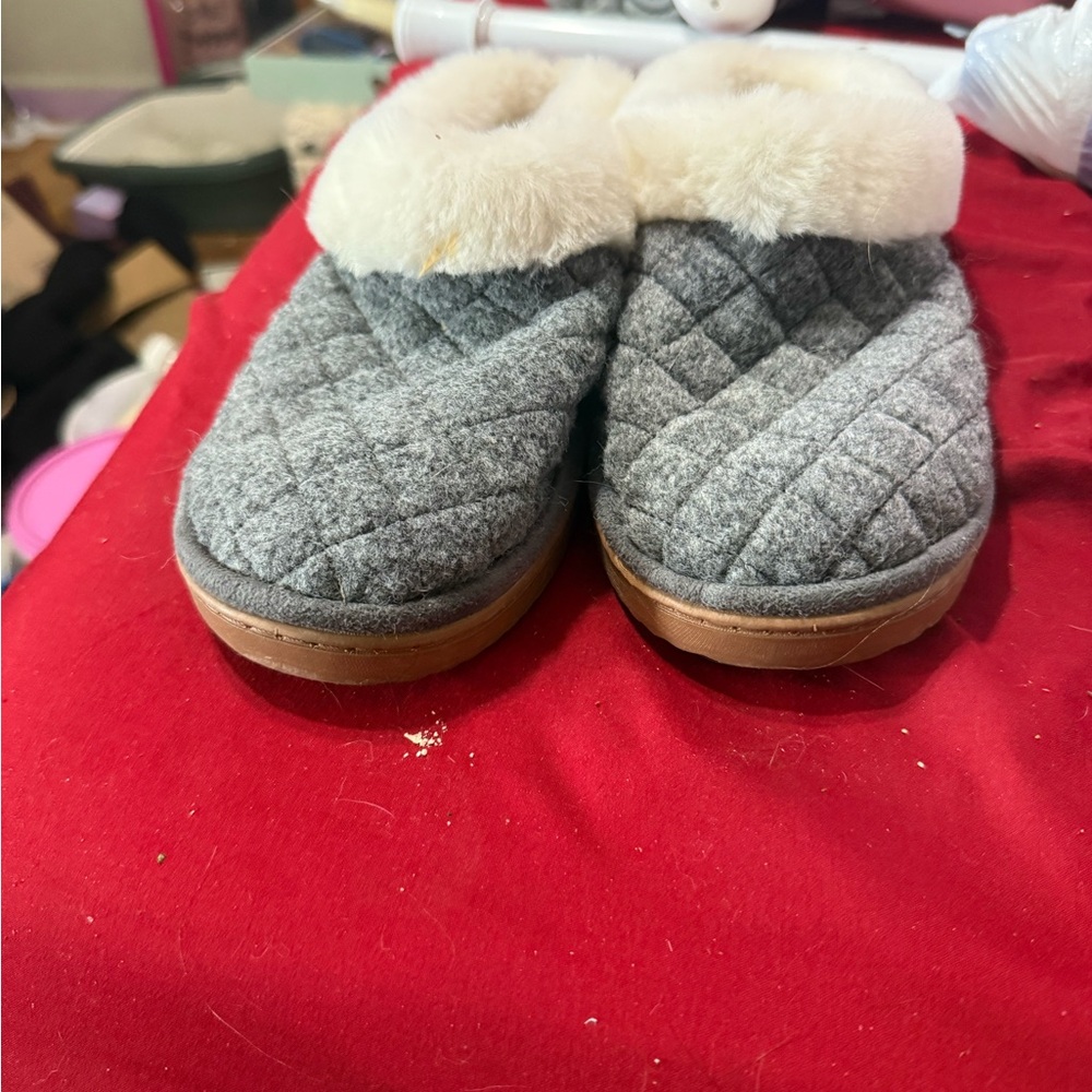 Dearfoams Gray and Cream Quilted Slippers